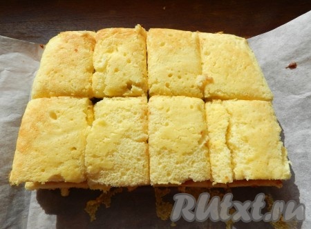 Разрезать корж с вареньем пополам, сложить коржи один на другой так, чтобы варенье стало начинкой пирога, и нарезать на порционные кусочки.