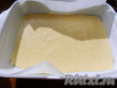 Вылить тесто в горячую форму для выпечки и поставить в духовку, уже разогретую до 200 градусов, на 7 минут. Готовность проверить, проколов бисквит сверху сухой деревянной зубочисткой. Если зубочистка после прокола останется сухой, значит бисквит готов. Продолжительность выпечки во многом зависит от особенностей духовки и размера формы.