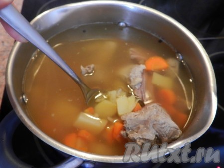 Затем в картофельный суп вернуть кусочки свинины, добавить специи по вкусу, если нужно, досолить, проварить ещё 5 минут и выключить огонь. Дать настояться блюду под крышкой минут 10.
