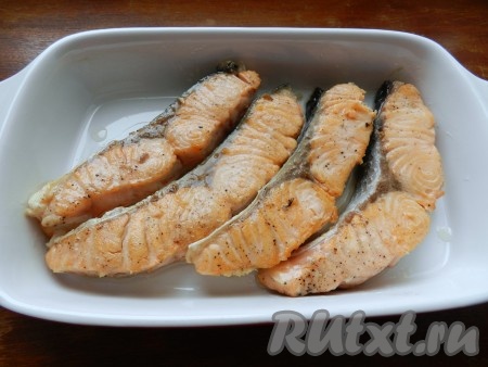 Переложить обжаренную семгу в форму для запекания.