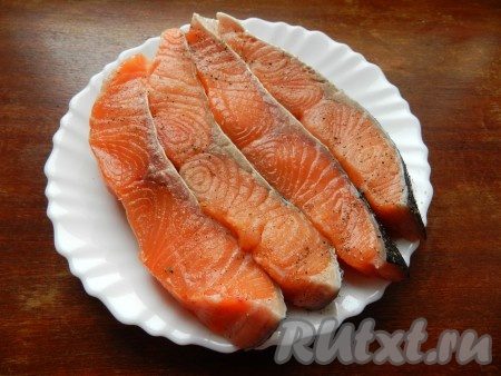 Семгу очистить от чешуи, вымыть, разрезать на порционные кусочки (стейки). Разрезать стейки пополам и удалить кости. Просолить и поперчить.
