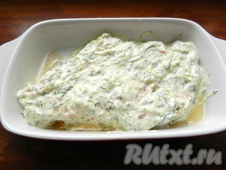 Распределить соус по поверхности стейков и запечь семгу в духовке при температуре 190 градусов в течение 20 минут.
