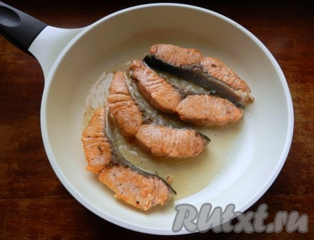 В сковороде разогреть растительное масло и обжарить кусочки семги с двух сторон по несколько секунд, чтобы рыба подрумянилась.
