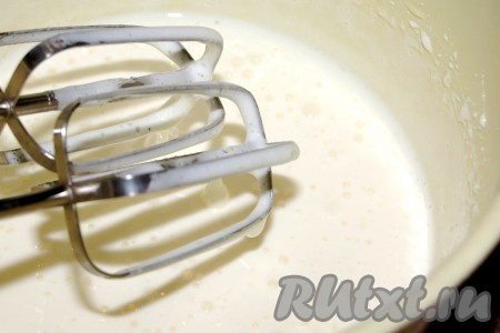 Взбить миксером яйца с сахаром до состояния пышности и светлого цвета (на это потребуется около 4-5 минут).
