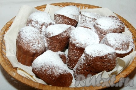 Остывшие кексы обсыпать сахарной пудрой, выложить на блюдо и подать на стол.