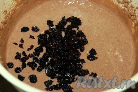 Перемешать полученное тесто миксером (или ложкой) до однородности и добавить кусочки изюма.