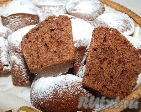 В разрезе шоколадные кексы, замешанные на сметане с добавлением изюма, получаются слегка влажными, с чёткой структурой. Такая незамысловатая выпечка идеально дополнит чаепитие!