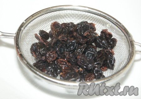 Изюм промыть, замочить в горячей воде на 5 минут. Затем поместить на ситечко, чтобы стекла лишняя жидкость.