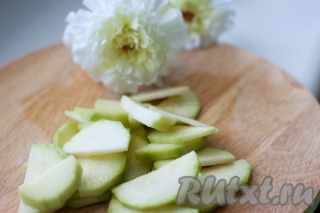 Кабачки нашинкуйте тонкими полукружками. Сложите в сотейник, залейте кипящей водой и поставьте на маленький огонь на 3-4 минуты. Откиньте на дуршлаг, чтобы стекла вода. Нарежьте мелко лук и обжарьте на оливковом масле до золотистости. Измельчите чеснок.
