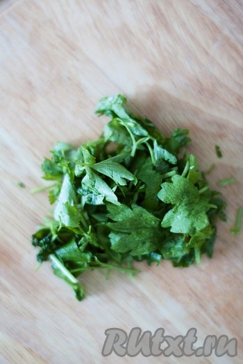 В миске взбейте яйца, посолите, поперчите и добавьте к ним подготовленные овощи и нашинкованную зелень. 