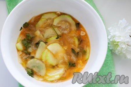 В миске взбейте яйца, посолите, поперчите и добавьте к ним подготовленные овощи и нашинкованную зелень.