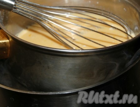 Размешать все содержимое ковшика и поставить на водяную баню. Все время помешивая, довести до кипения и снять с огня. Остудить. 