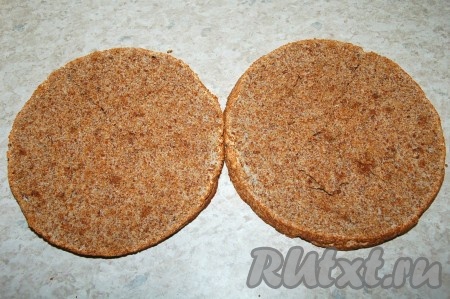 Теперь миндальный корж разрезать вдоль на две части.
