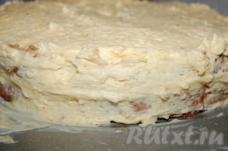 Боковые стороны миндального торта тоже смазать кремом.
