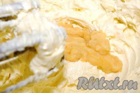 Добавлять остывшую массу из желтков с сахаром по одной ложке, все время взбивая с маслом