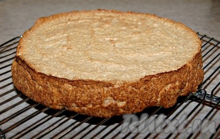 10 минут пусть корж остается в форме, а затем вытащите его и разместите на решетке до полного остывания.