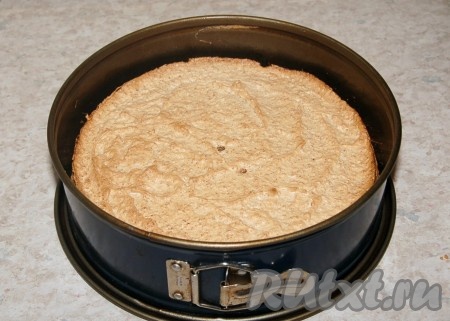 Обязательно проверьте готовность коржа с помощью зубочистки, и если она сухая, смело вытаскивайте форму из духовки. Корж покажется вам чересчур мягким, он таким и должен быть, так что пусть вас это не смущает.