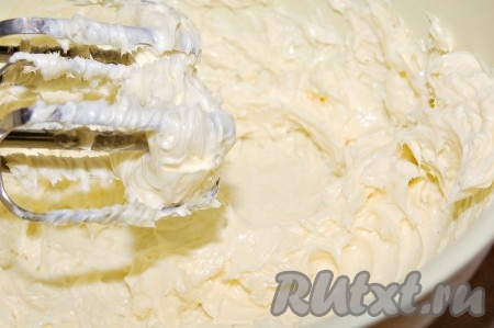 Сливочное масло взбить  до пышного состояния.