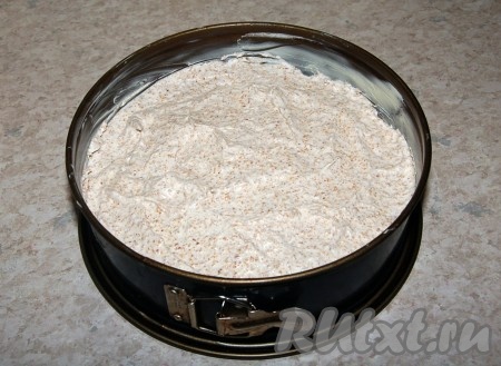 Форму с миндальным тестом поставить в заранее нагретую до 175 градусов духовку. Печь примерно 20 минут.
