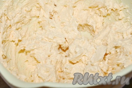 Должен получиться вот такой заварной крем.