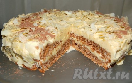 По верху торт можно обсыпать тертым шоколадом или какао. Убрать торт в холодное место. Крем замерзнет и будет напоминать по вкусу&nbsp; мороженое. Дать миндальному торту пропитаться (пока торт станет достаточно холодным) и можно начинать пить чай.
