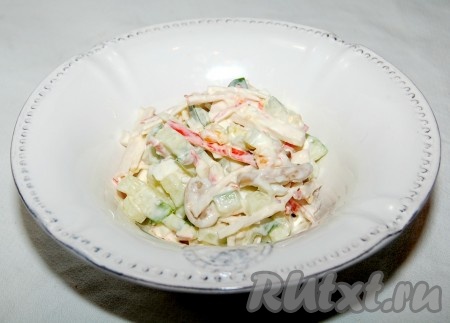 Салат "Алёнка", приготовленный с крабовыми палочками и шампиньонами, сразу можно раскладывать по тарелкам и подавать на стол. Блюдо получается достаточно сытным и очень приятным на вкус!