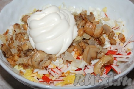 Заправить салат "Алёнка" майонезом, посолить, перемешать.