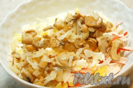 Сюда же выложить шампиньоны, обжаренные с луком.