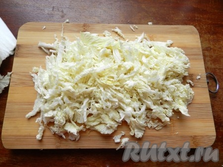 Пекинскую капусту нарезать тонко.