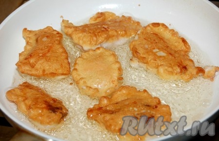 Обжаривать горбушу в кляре в масле с двух сторон, примерно по 2-3 минуты с каждой стороны.
