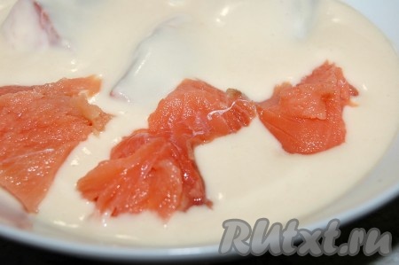 Кусочки горбуши поместить в миску с кляром. 