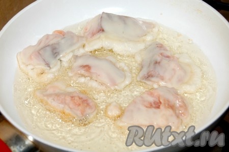 С помощью вилки обмакивать кусочки рыбы в кляре со всех сторон и переносить на сковороду в горячее растительное масло.
