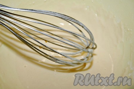 Размешать венчиком до гладкой массы, напоминающей густую сметану.
