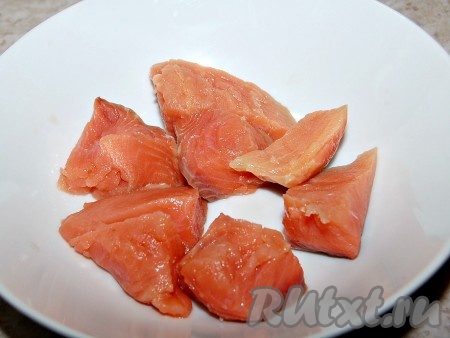 Филе горбуши нарезать на небольшие кусочки.