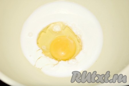 Сначала надо сделать кляр. Для этого в миску разбить яйцо, налить молоко.