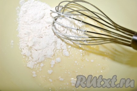 Добавить муку, соль, размешать венчиком до гладкой массы, напоминающей густую сметану.