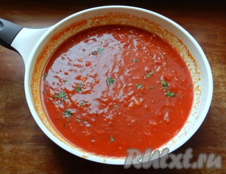 Все перемешать, долить 1,5 стакана воды, накрыть крышкой и тушить на медленном огне 10 минут. Добавить немного мелко нарезанной зелени петрушки или кинзы. Соус готов.