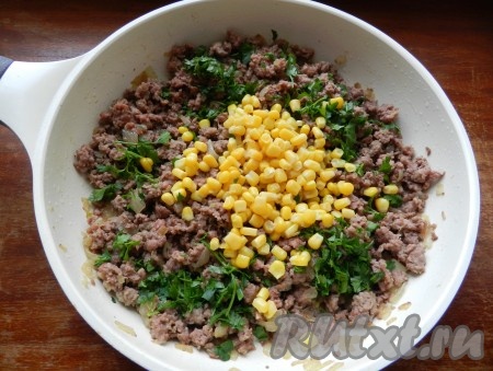 Одну луковицу очистить и мелко нарезать. На растительном масле обжарить лук, затем добавить фарш, 2 зубчика чеснока, пропущенные через пресс, и специи. Обжарить все вместе, разбивая комочки фарша. Добавить кукурузу и зелень, перемешать, немного обжарить до готовности фарша. Начинка готова.