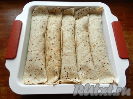 Так поступить со всеми лепешками. Уложить лепешки с фаршем в форму для запекания.