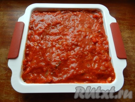 Сверху равномерно выложить соус.