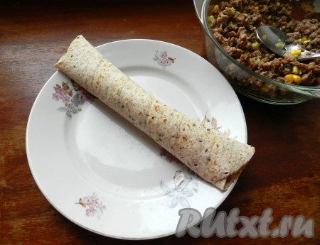 Лепешку свернуть рулетом.