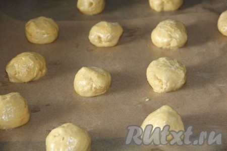 Дробленные орехи и тертый шоколад добавить по желанию в тесто. Мокрыми руками сформировать печенье, выложить его на противень устеленный пергаментной бумагой. Из данного количества теста, получается 20 штук вкусного и ароматного печенья.
