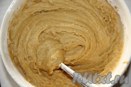 Яичную массу соединить со взбитым маслом. Добавить муку и разрыхлитель, вымешать полученную массу до однородной консистенции.