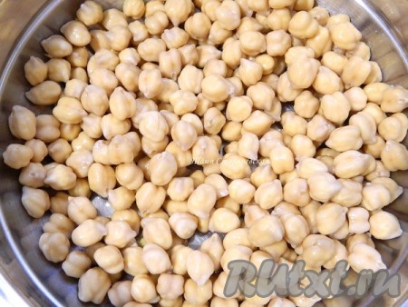 Нут положить в миску и залить большим количеством воды и оставить минимум на 4 часа. Лучше на всю ночь.
