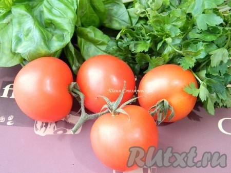 Добавить измельченные помидоры, базилик, половину пучка петрушки, соль и перец по вкусу. Накрыть кастрюлю крышкой, уменьшить огонь до среднего-низкого и кипятить на медленном огне в течение примерно 30 минут. В конце добавить нут и тушить, пока тот прогреется, около 10 минут.
