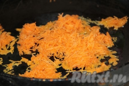 Морковь натереть на мелкой телке (именно на мелкой, тем самым морковь в супе внешне теряется, придает только красивый цвет и сладкие вкусовые нотки) и отправить обжариваться на сковороду. Если вы лук не добавляли при варке грибов, добавьте его в пассировку из моркови. Лук с морковкой обжарить до готовности и отправить в суп. Когда грибной суп закипит, его можно выключать.
