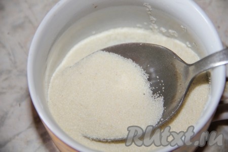 Манку развести в стакане с добавлением холодной воды. Влить тонкой струйкой в кастрюлю с грибным супом, при этом интенсивно помешивая, чтобы избежать появлению комочков. Проварить манку 5 минут.
