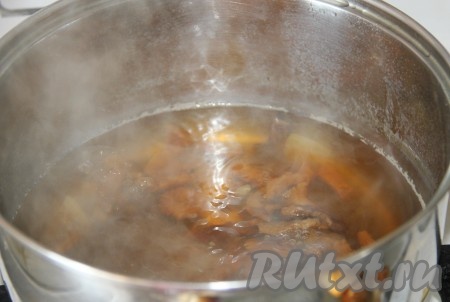 Грибы промыть и залить водой. Если у вас грибы сухие, как у меня, то их нужно предварительно замочить в воде, которую в дальнейшем использовать при варке супа. Отварить грибы до готовности в подсоленной воде. Я отвариваю их с луковицей, вы можете лук использовать в зажарке. Готовые грибы вынуть из кастрюли, грибной бульон процедить.
