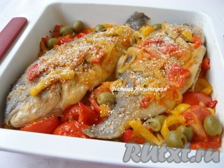 Вкусная дорада, запеченная в духовке, готова.