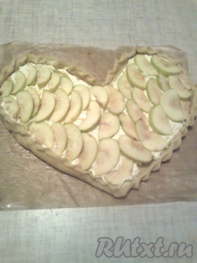 Красиво защипать края.